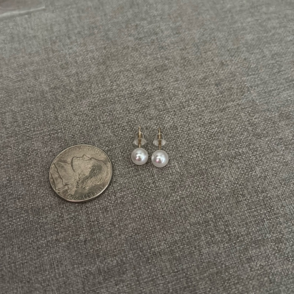 *FREE* Small faux pearl earrings